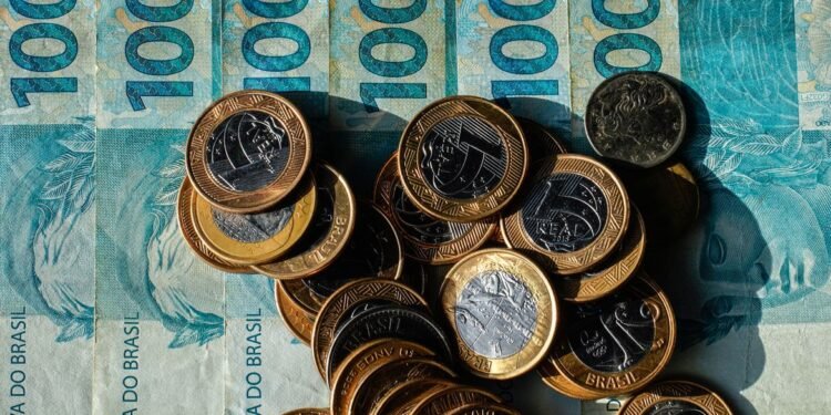 Orçamento de 2027 prevê salário mínimo de R$ 1.741