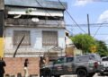 Três pessoas são mortas e uma gravemente ferida após ataque em residência - (Foto: Tunico Santos - Rios de Notícias)
