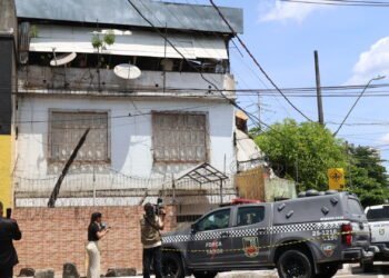 Três pessoas são mortas e uma gravemente ferida após ataque em residência - (Foto: Tunico Santos - Rios de Notícias)
