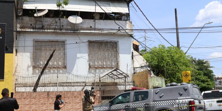 Três pessoas são mortas e uma gravemente ferida após ataque em residência - (Foto: Tunico Santos - Rios de Notícias)
