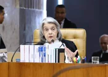 Cármen Lúcia pede desculpas ao povo brasileiro e diz estar ‘profundamente triste’ com crise no STF
