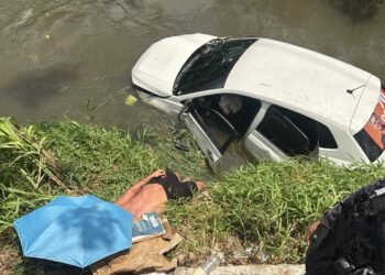 Motorista perde controle de carro e cai em igarapé na Avenida das Flores