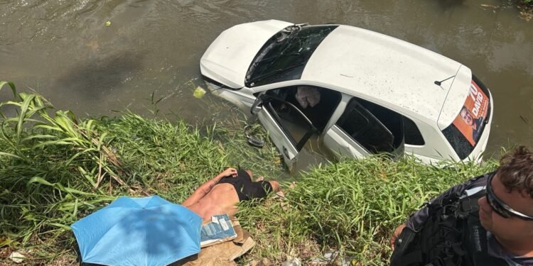 Motorista perde controle de carro e cai em igarapé na Avenida das Flores