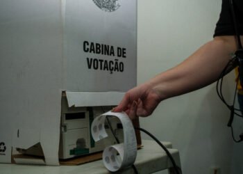 TSE aprova candidatura de Flávio Bolsonaro, Lula e outras quatro chapas à Presidência