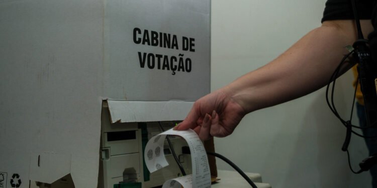 TSE aprova candidatura de Flávio Bolsonaro, Lula e outras quatro chapas à Presidência