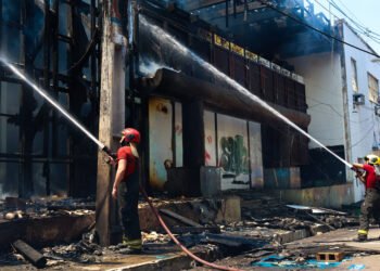 Incêndio atinge antigo prédio do Banco da Amazônia no Centro de Manaus