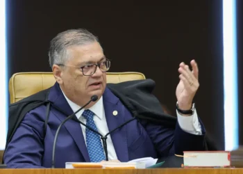 Flávio Dino pede vista de julgamento sobre Moraes e Mendonça