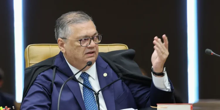 Flávio Dino pede vista de julgamento sobre Moraes e Mendonça