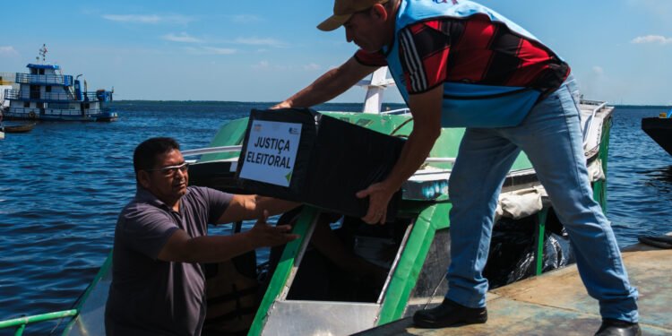 Eleições na Rios: Urnas eletrônicas deixam Manaus de barco em operação pelos rios até Anori e Tapauá