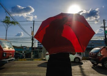 Calor de 38°C e tempo seco aumentam alerta para incêndios em Manaus