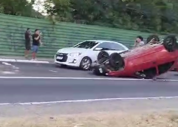 Carro capota na Constantino Nery e trânsito fica congestionado