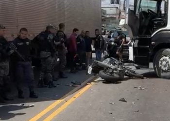 Policial da Rocam fica ferido em acidente envolvendo duas carretas em Manaus
