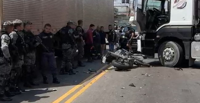 Policial da Rocam fica ferido em acidente envolvendo duas carretas em Manaus