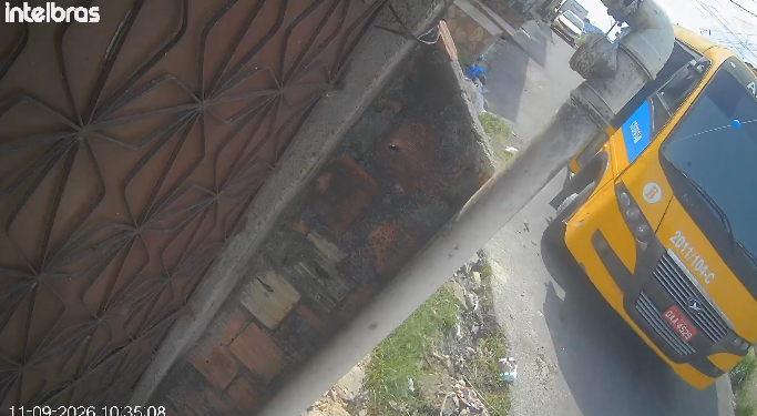 ‘Amarelinho’ desgovernado invade casa após falha nos freios na zona Leste de Manaus