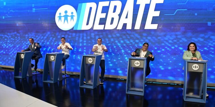 Candidatos ao Governo do Amazonas chegam para debate na TV A Crítica nesta segunda-feira, 28