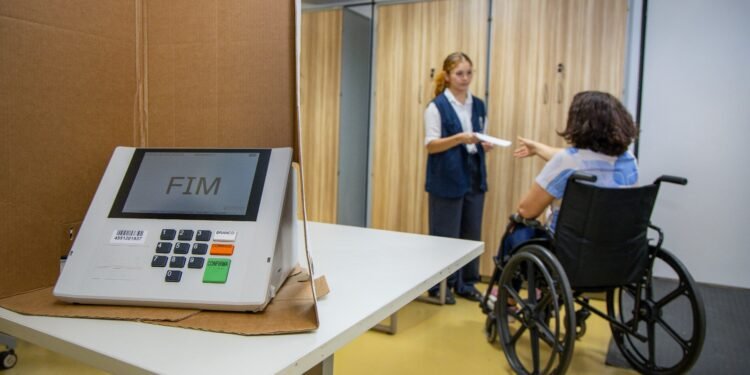 Eleitores com deficiência têm prazo para solicitar transporte gratuito no 1º turno