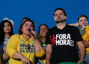 Professora Maria do Carmo reúne aliados de direita em motocarreata da Independência em Manaus