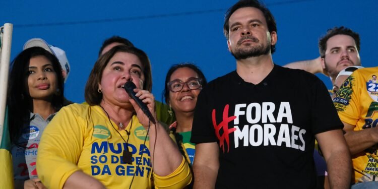 Professora Maria do Carmo reúne aliados de direita em motocarreata da Independência em Manaus