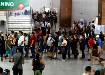 Mutirão do Governo do AM é alvo de reclamações por desorganização e longa espera