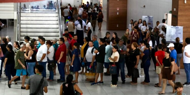 Mutirão do Governo do AM é alvo de reclamações por desorganização e longa espera