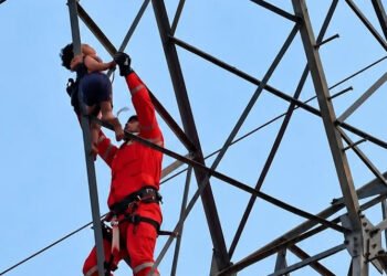 Menino de 5 anos é resgatado por bombeiros no topo de torre de alta tensão