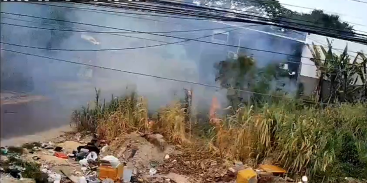 Incêndio atinge área de descarte irregular de lixo no bairro Flores