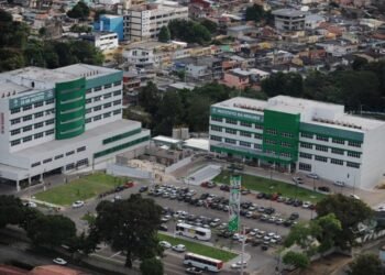 Mães e bebês sofrem com calor após ar-condicionado parar de funcionar no Dona Lindu