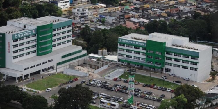 Mães e bebês sofrem com calor após ar-condicionado parar de funcionar no Dona Lindu