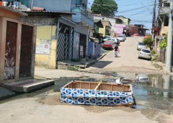 Mesmo no calor, rua vive alagada e moradores cobram solução da Prefeitura de Manaus