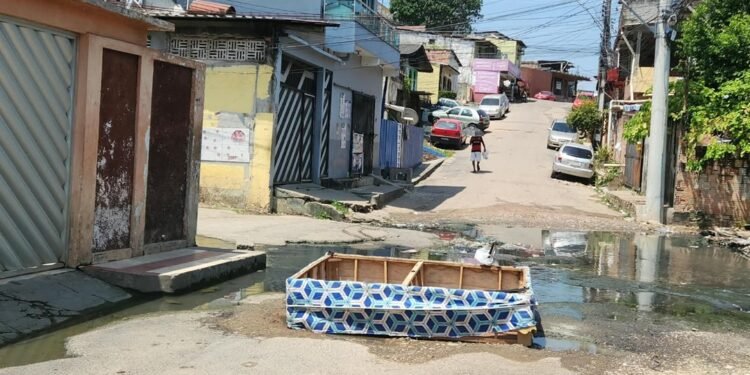 Mesmo no calor, rua vive alagada e moradores cobram solução da Prefeitura de Manaus