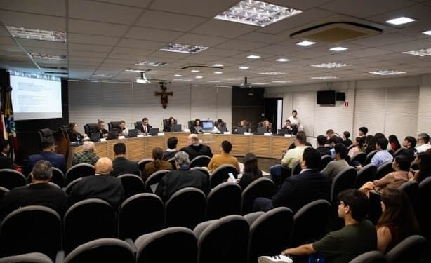 TRE-AM mantém regra que dispensa entrega de programas eleitorais aos domingos