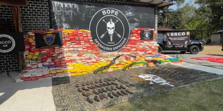 Quase cinco toneladas de skunk e armamentos são apreendidos durante operação policial em Codajás