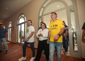 Flávio Bolsonaro é recebido por candidatos do PL em Manaus antes de agenda nesta sexta
