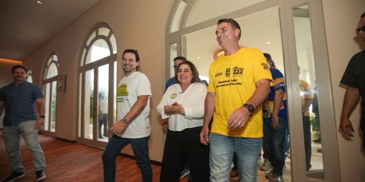 Flávio Bolsonaro é recebido por candidatos do PL em Manaus antes de agenda nesta sexta
