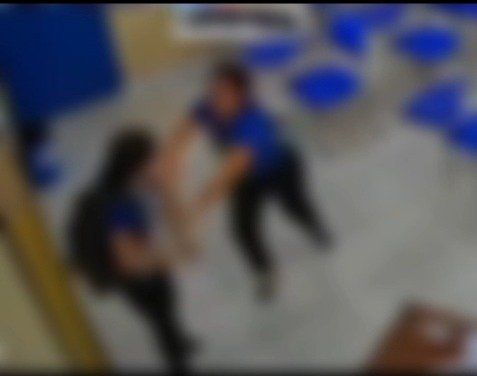 Professora é ferida com faca por aluna dentro de escola