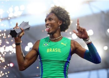 Alison dos Santos é campeão do Mundial Ultimate e termina temporada invicto
