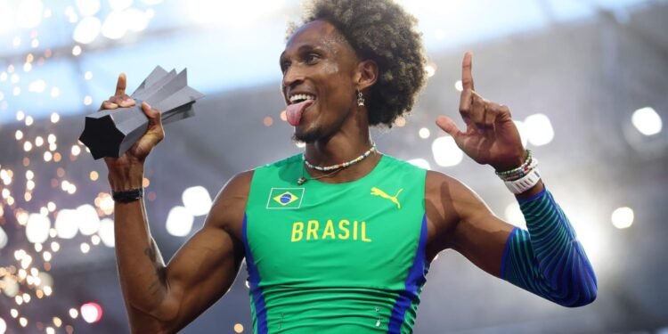 Alison dos Santos é campeão do Mundial Ultimate e termina temporada invicto
