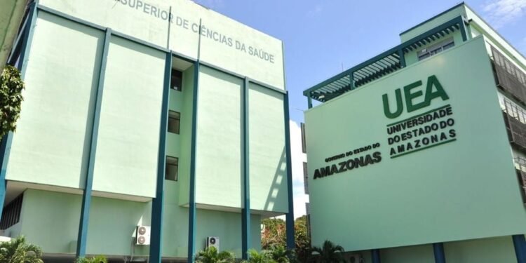 Acadêmicos da UEA criticam fala de reitor após universidade manter aulas em meio a onda de fumaça em Manaus
