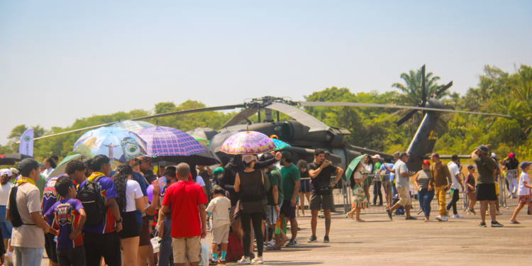 Domingo Aéreo reúne 80 mil pessoas e arrecada 4,5 toneladas de alimentos em Manaus