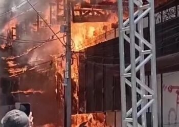 Incêndio atinge antigo prédio do Banco da Amazônia no Centro de Manaus