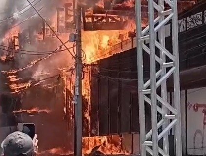 Incêndio atinge antigo prédio do Banco da Amazônia no Centro de Manaus