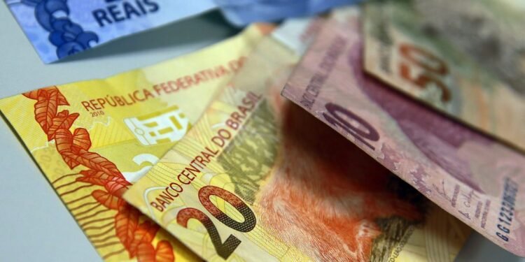 Juros para famílias sobem em agosto e inadimplência chega a 6%
