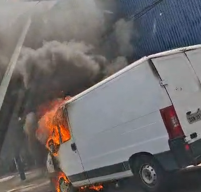 Veículo pega fogo e deixa trânsito congestionado na zona Norte de Manaus