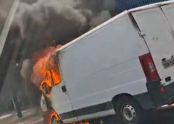 Veículo pega fogo e deixa trânsito congestionado na zona Norte de Manaus