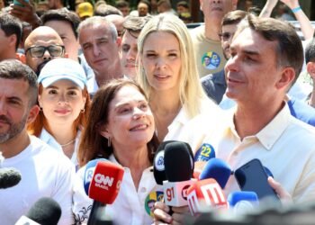 Flávio Bolsonaro diz que vai manter Bolsa Família e Farmácia Popular