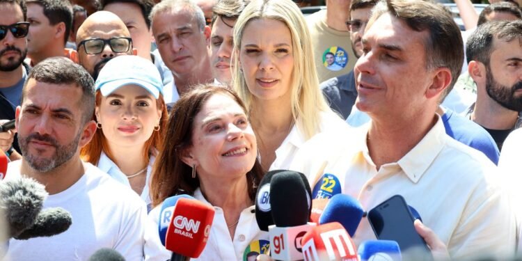Flávio Bolsonaro diz que vai manter Bolsa Família e Farmácia Popular