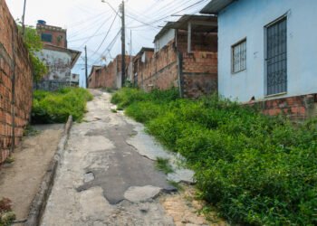 Fala Manaus: crateras e quedas, moradores cobram solução para rua do bairro Gilberto Mestrinho