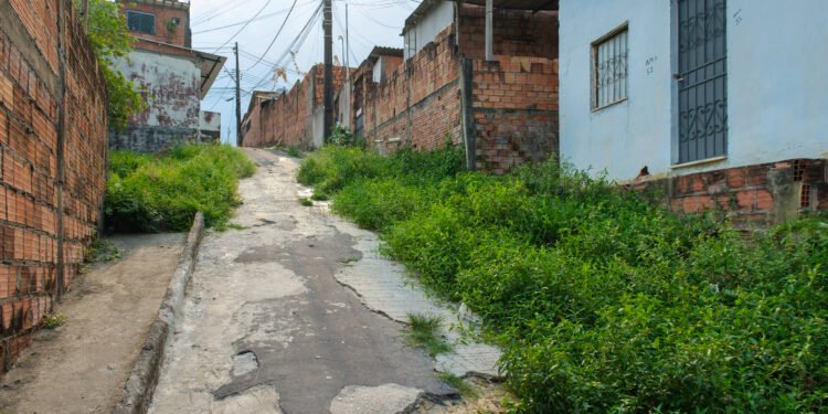 Fala Manaus: crateras e quedas, moradores cobram solução para rua do bairro Gilberto Mestrinho