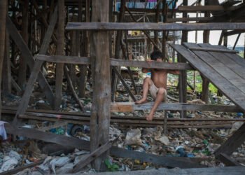 Seca expõe lixo acumulado sob palafitas e moradores cobram limpeza no igarapé do Educandos, em Manaus