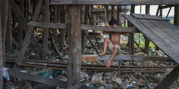 Seca expõe lixo acumulado sob palafitas e moradores cobram limpeza no igarapé do Educandos, em Manaus